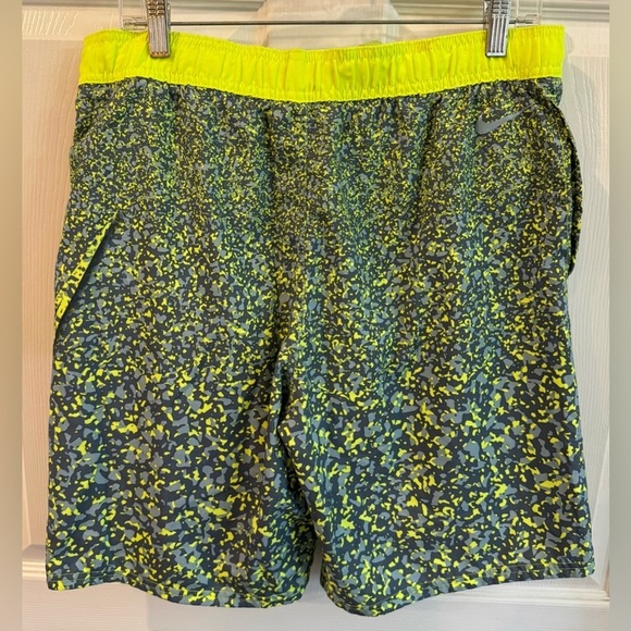 Nike Swim Trunks Mens Medium Green Yellow 9 in Inseam Shorts Pockets Mesh Lined - Picture 2 of 12